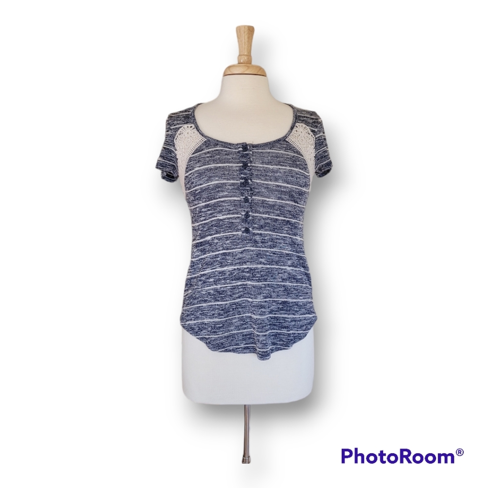 Crochet Detailed Short Sleeve Top By paper + tee. Size M